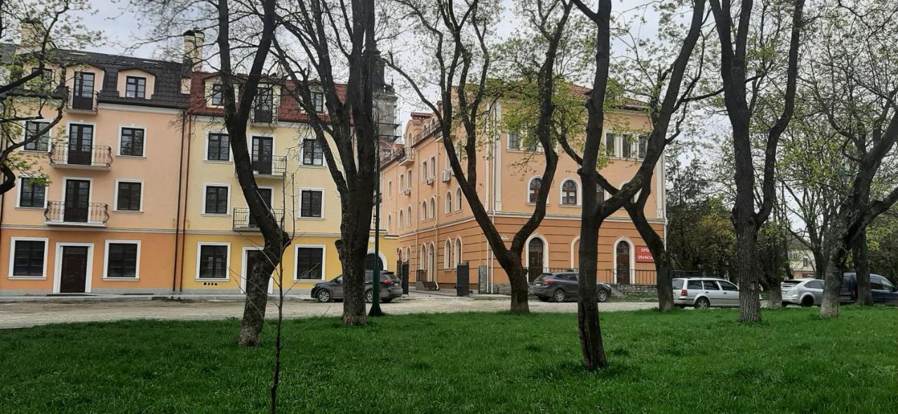 Apartment - історія з вікна *